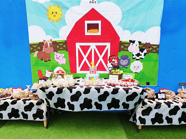Mesa de dulces temática de granja para celebración de cumpleaños