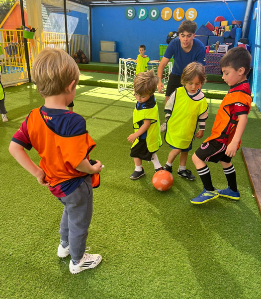 Niños participando en el taller de fútbol