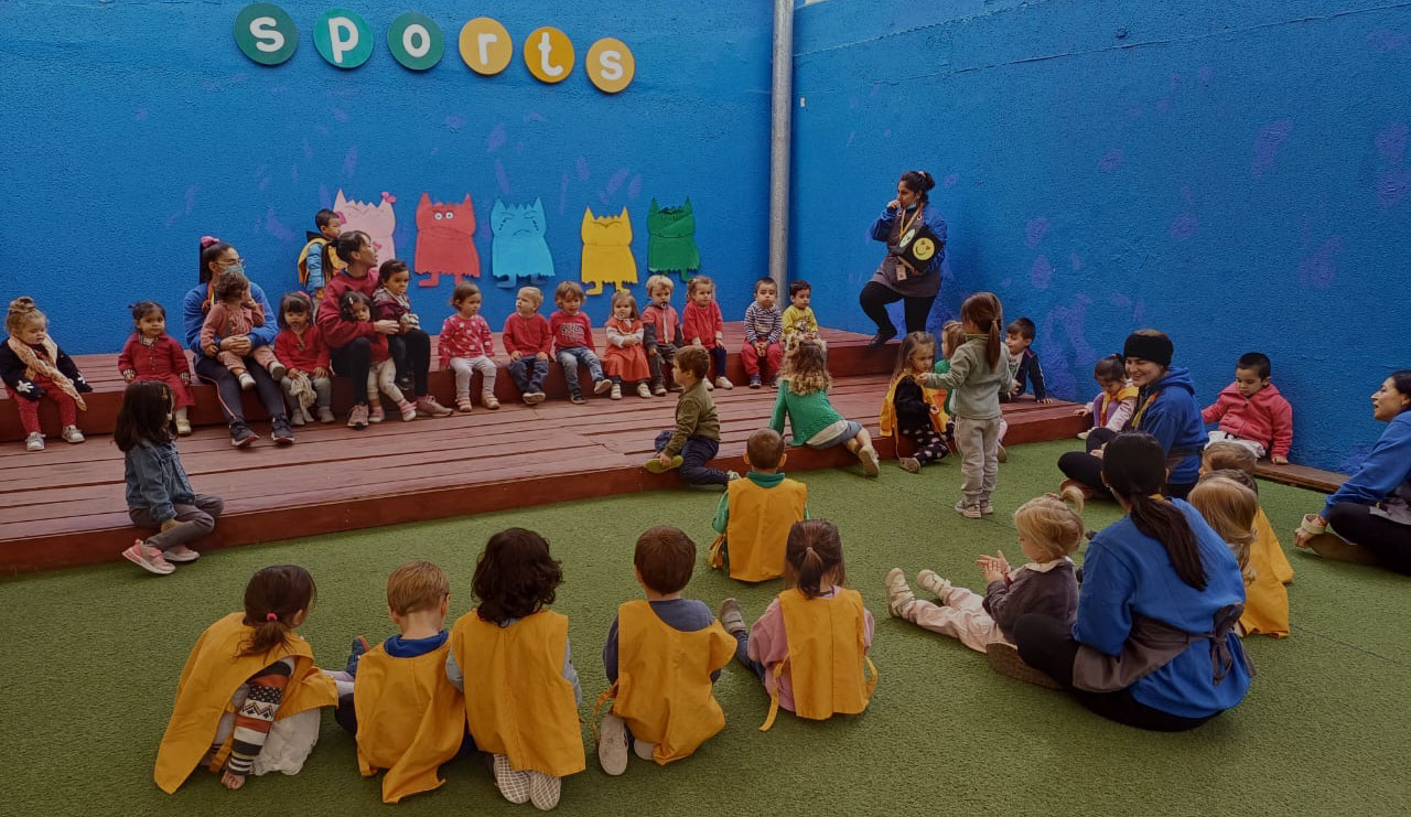 Niños felices en actividades deportivas y de aprendizaje en Kangaroo House